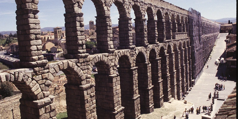Bus arriving at the foot of the aqueduct in Segovia city center